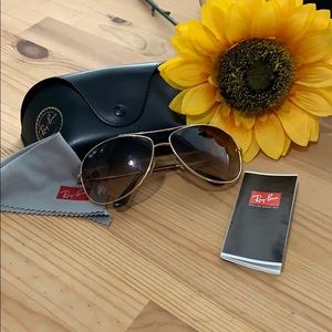 Ray Ban aviators! 😎